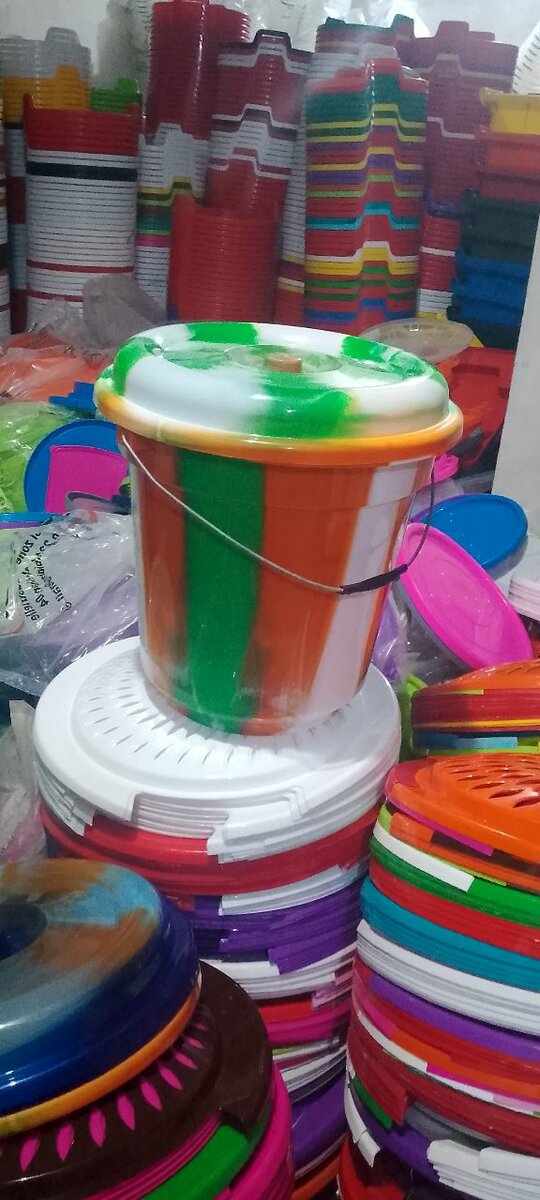 Seau en plastique avec ouvertu