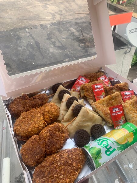 Boîte de snacks frits et pâtisseries