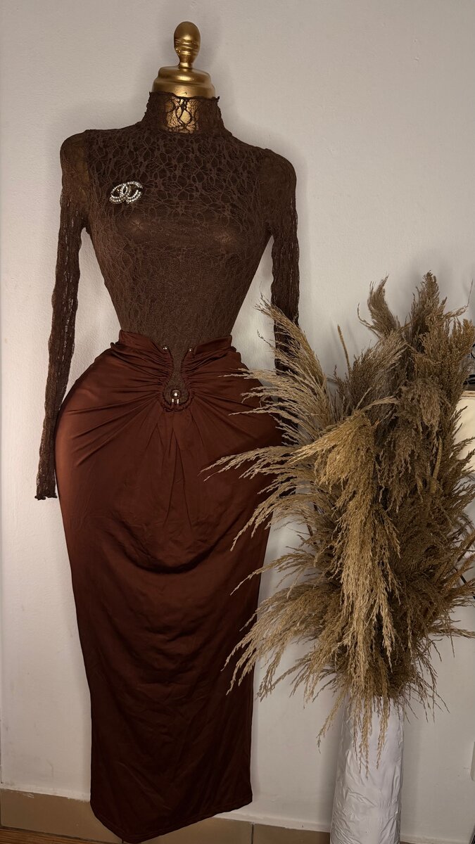 Robe élégante en dentelle marron