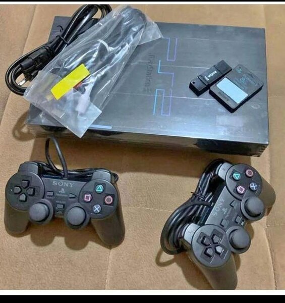 PlayStation 2 avec 2 manettes Sony
