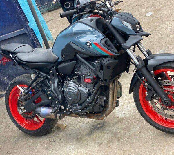 Yamaha MT07 gris avec roues rouges