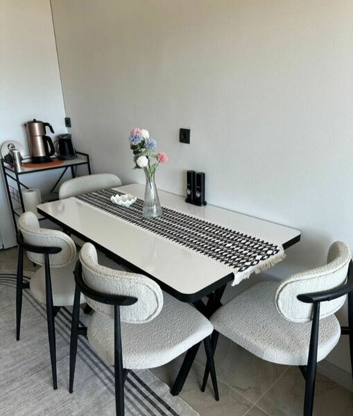 Table à manger blanche avec 4 chaises