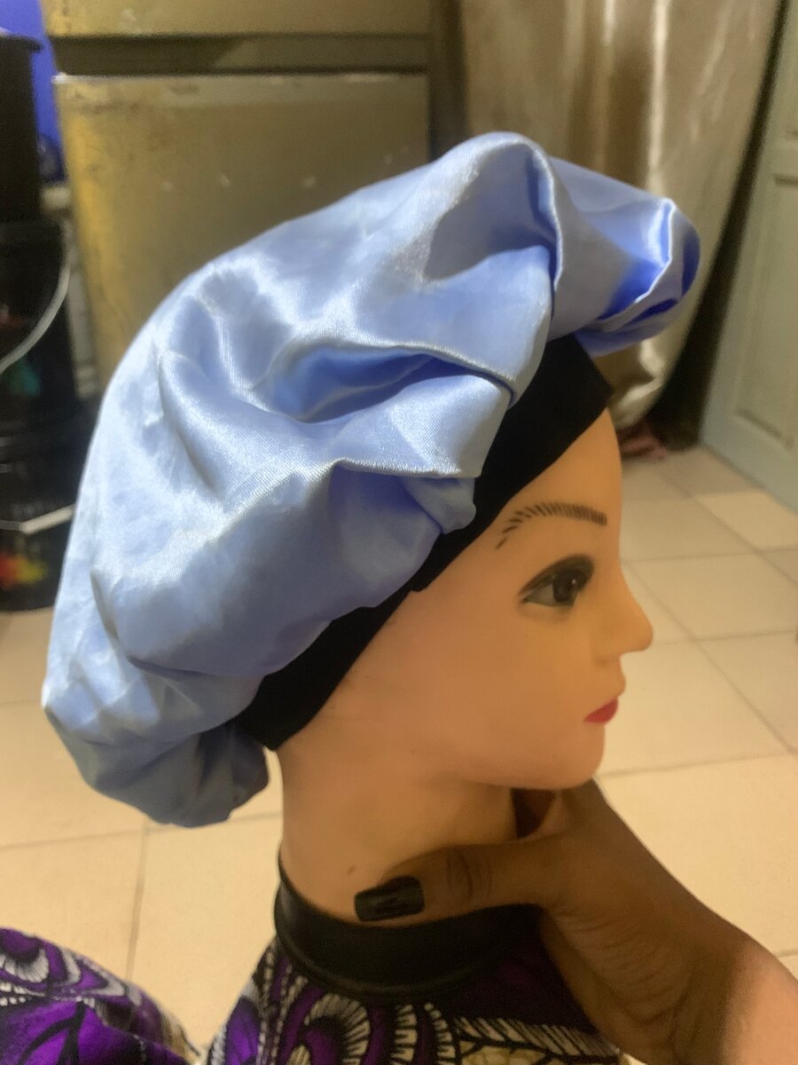 Bonnet en satin bleu élégant