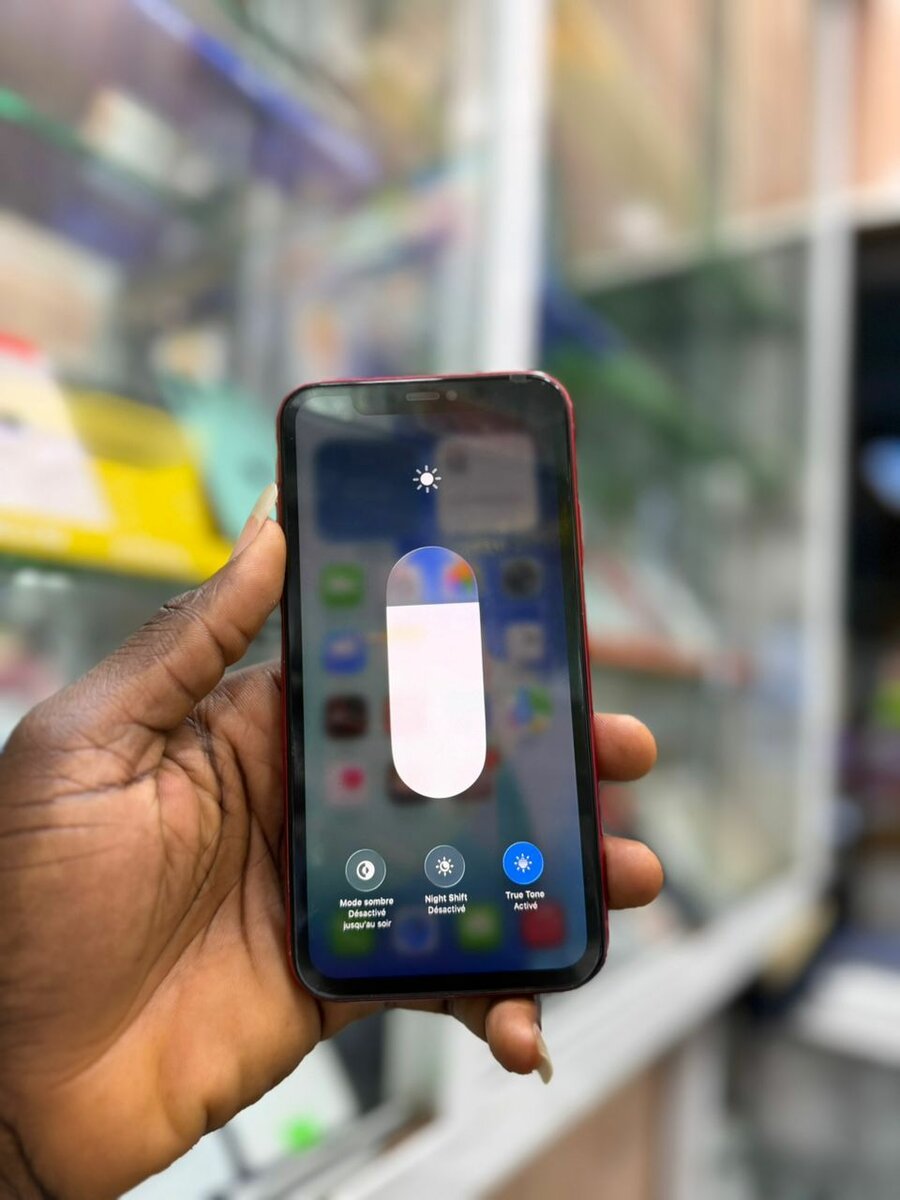 iPhone 11  64Go rouge 2nd main