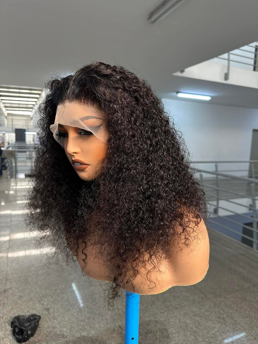 Perruque en dentelle bouclée