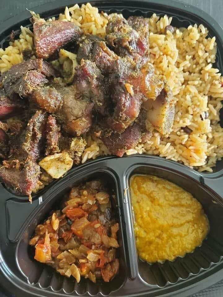 Un plat de riz soumara poulet