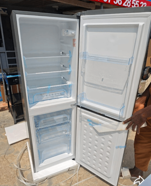 Réfrigérateur moderne en acier