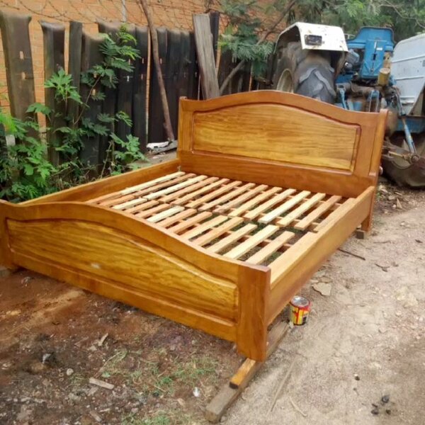 Lit double en bois massif