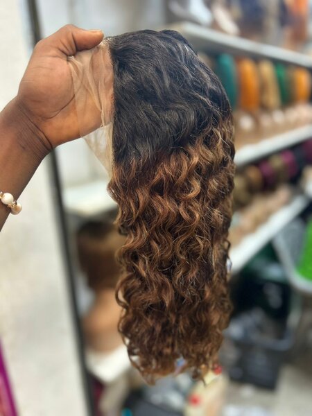 Perruque bouclée ombrée