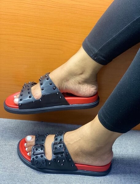 Sandales cloutées élégantes