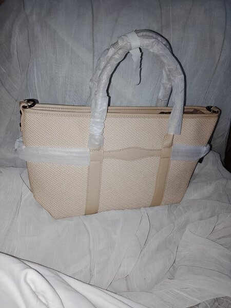 Sac à main beige élégant