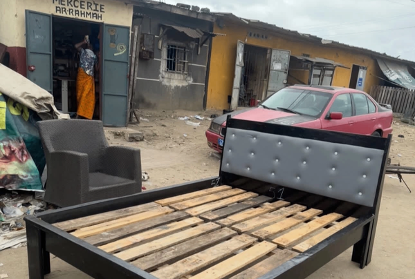 Lit en bois avec matelas floral