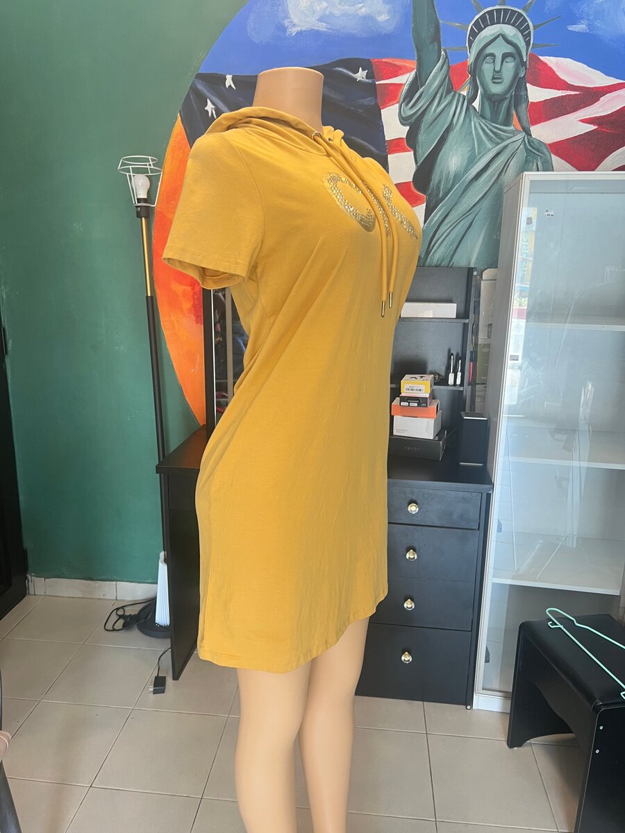 Robe sweat à capuche jaune