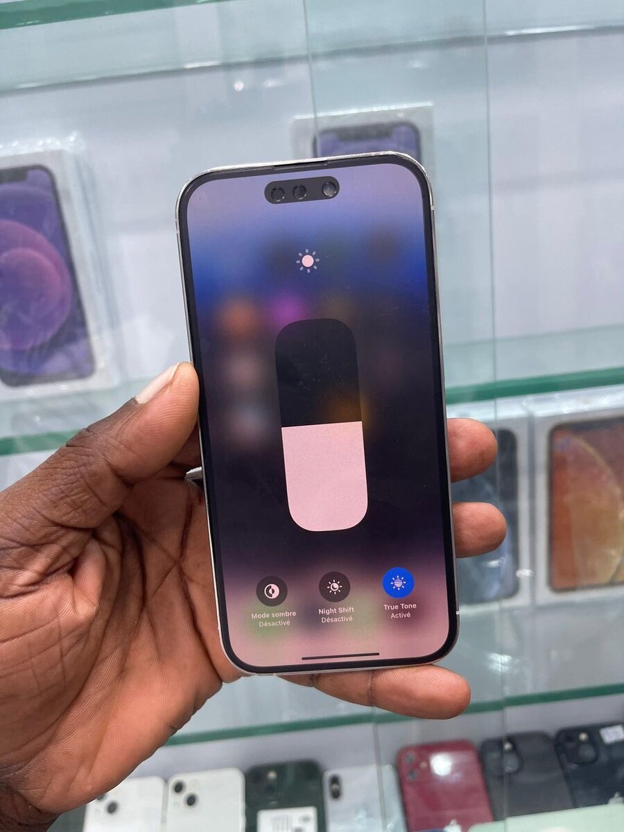 iPhone blanc avec triple caméra