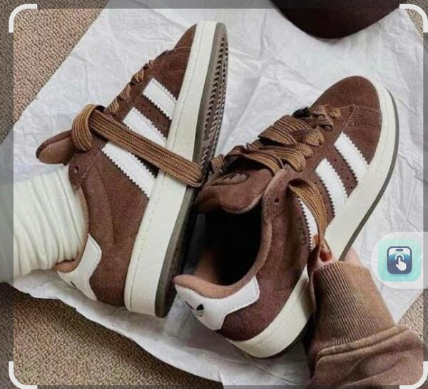 Chaussures de sport en daim