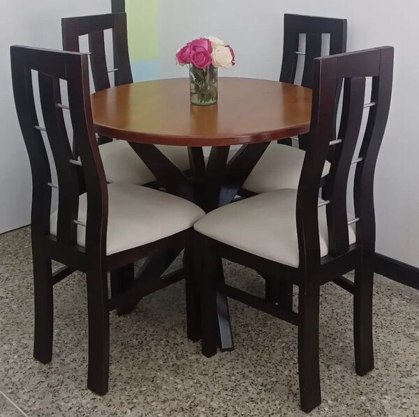 Table ronde en bois avec chaises