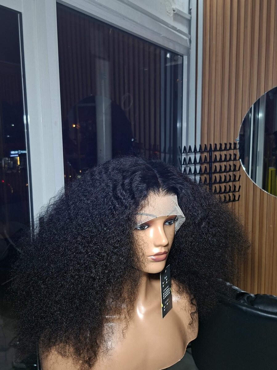 Perruque volumineuse bouclée