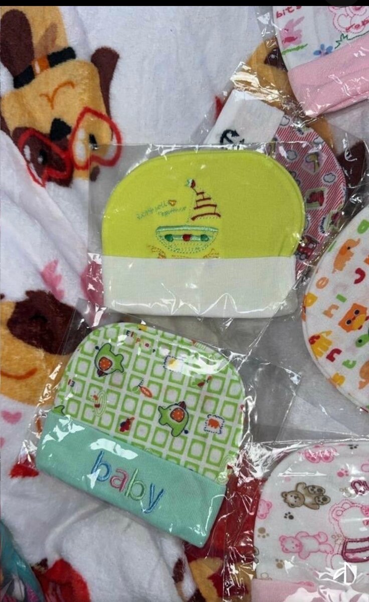 Bonnets bébé colorés