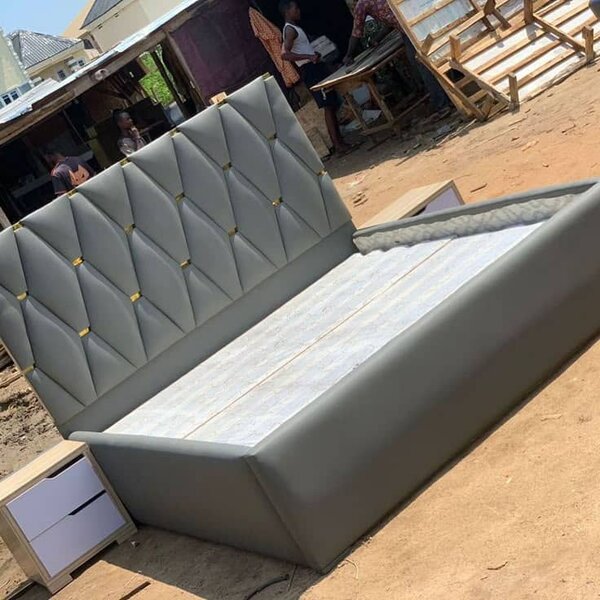 Lit gris capitonné en cuir