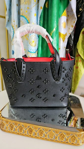 Sac à main clouté élégant