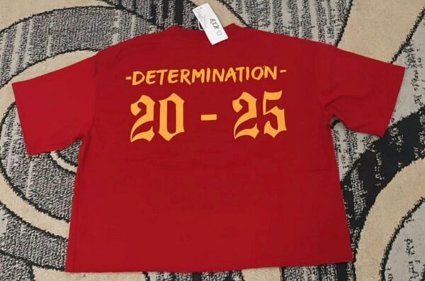 T-shirt rouge avec motif CD et texte 'DETERMINATION 20-25'