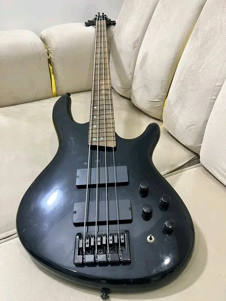 Guitare basse électrique 4 cordes