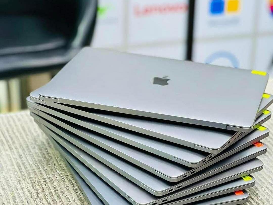 Laptops Apple MacBook Pro