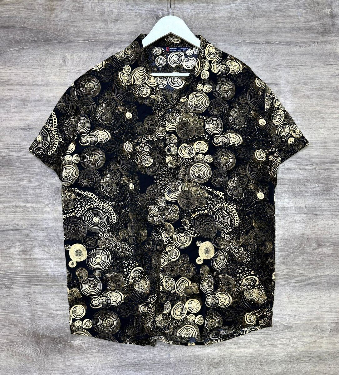 Chemise à motifs modernes