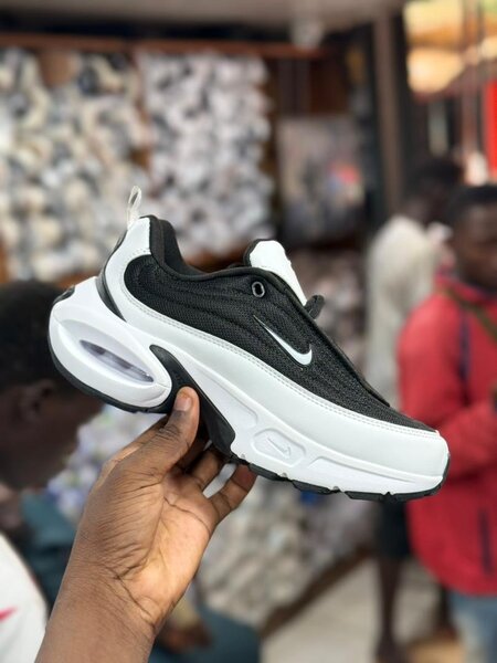 Chaussures Nike Air Max noir et blanc