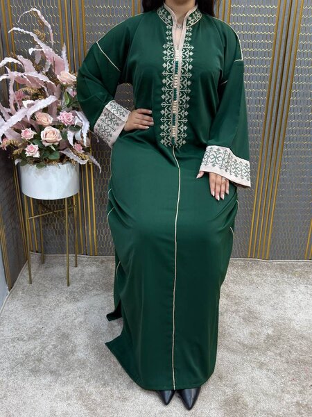 Robe élégante avec broderie