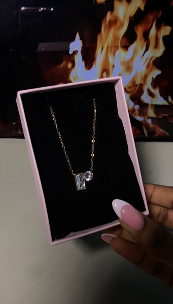 Collier en or avec cristal initial