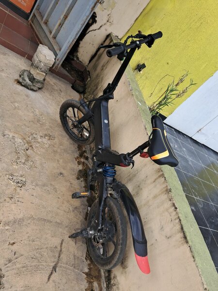 Vélo électrique pliable compact