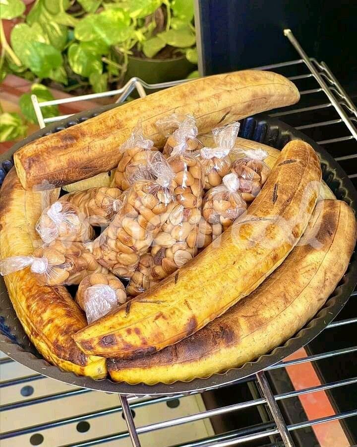 Délice de Plantains Grillés et Arachides