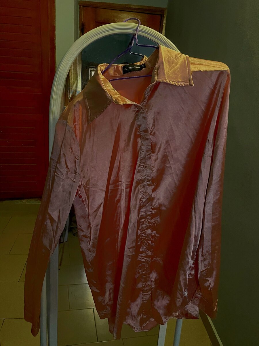 Chemise en satin rose élégante
