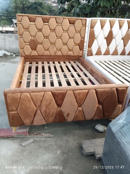 Lit design capitonné