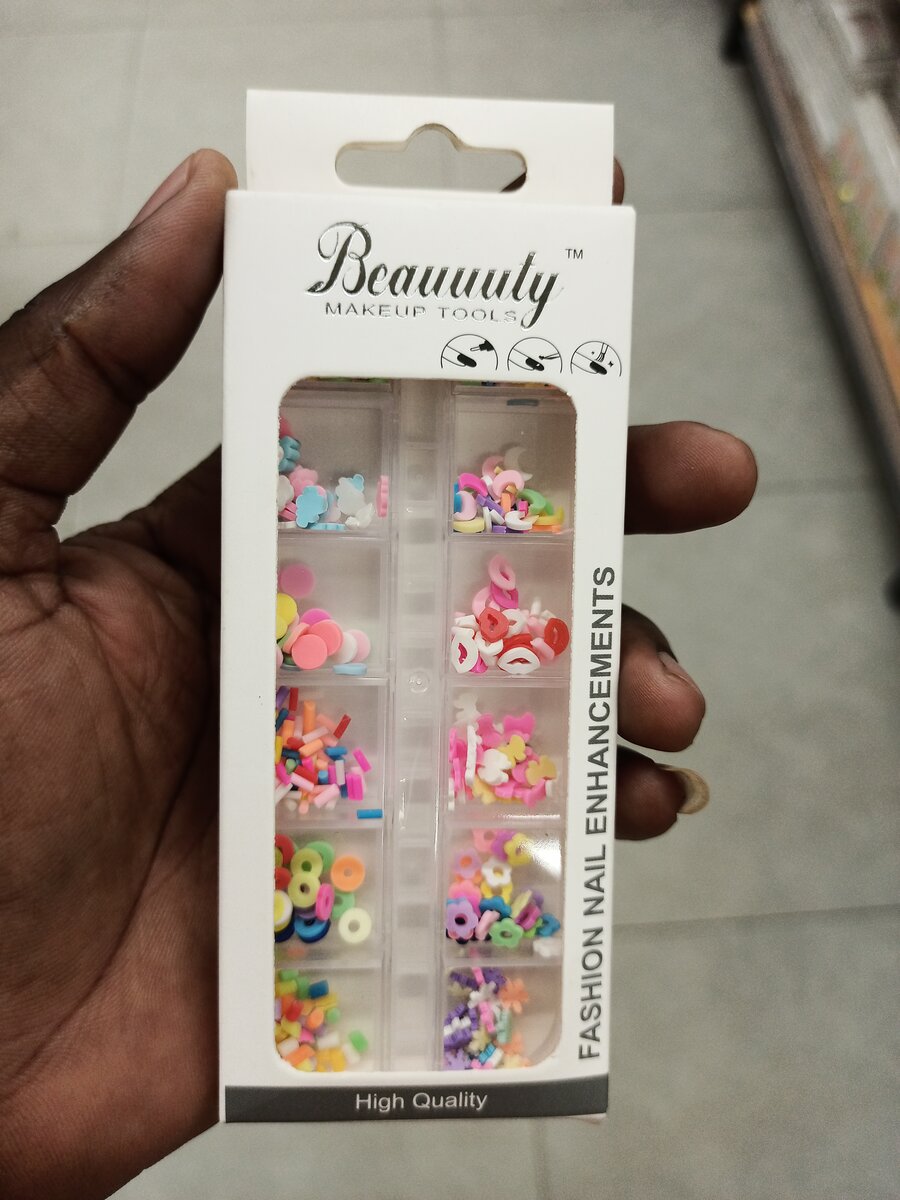 Décorations d'ongles colorées