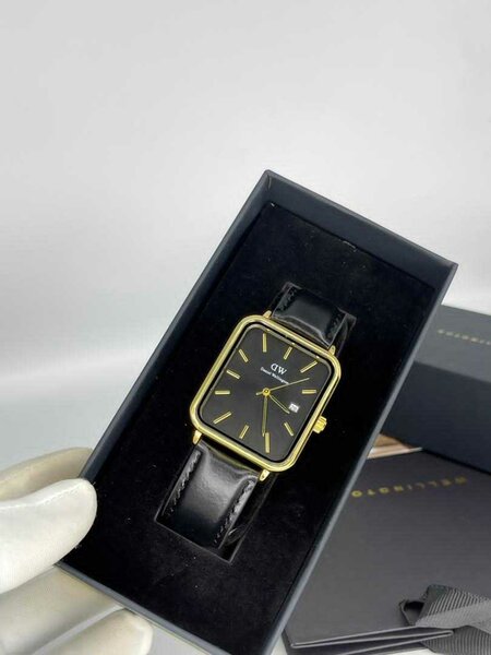 Montre élégante DW or noir