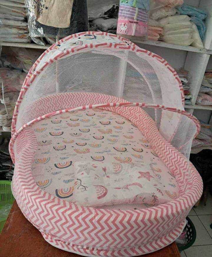 Berceau bébé rose avec moustiquaire