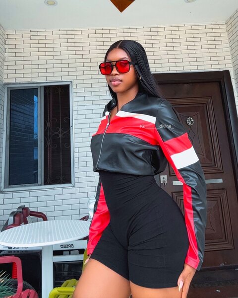 Veste en cuir rouge moderne