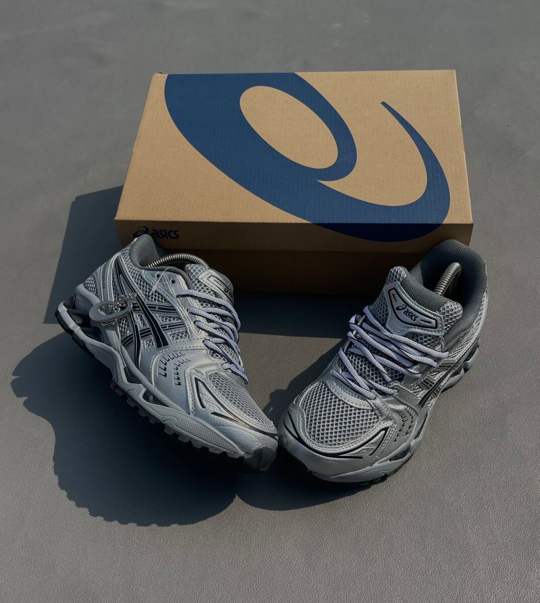 Chaussures de course Asics grises