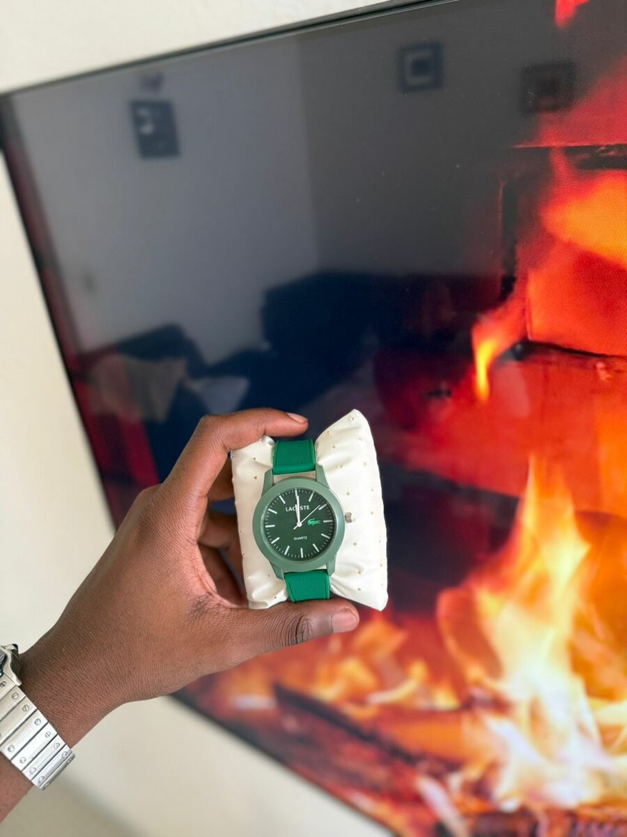 Montre moderne lacoste