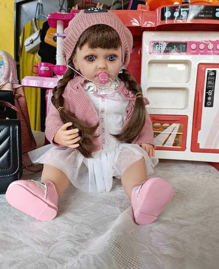 Poupée réaliste en vinyle