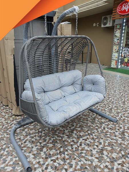 Chaise suspendue en rotin avec coussins