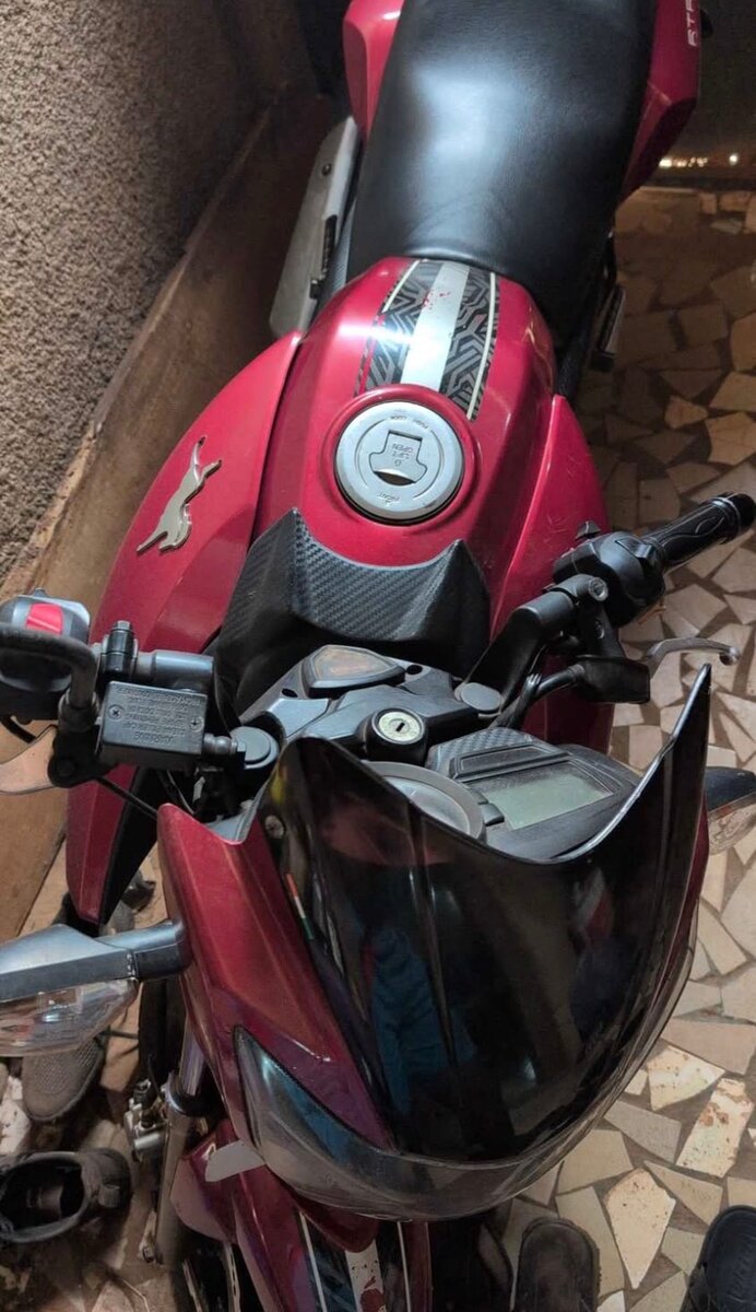 Moto sportive rouge puissante