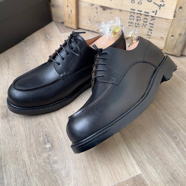 Chaussures habillées en cuir noir