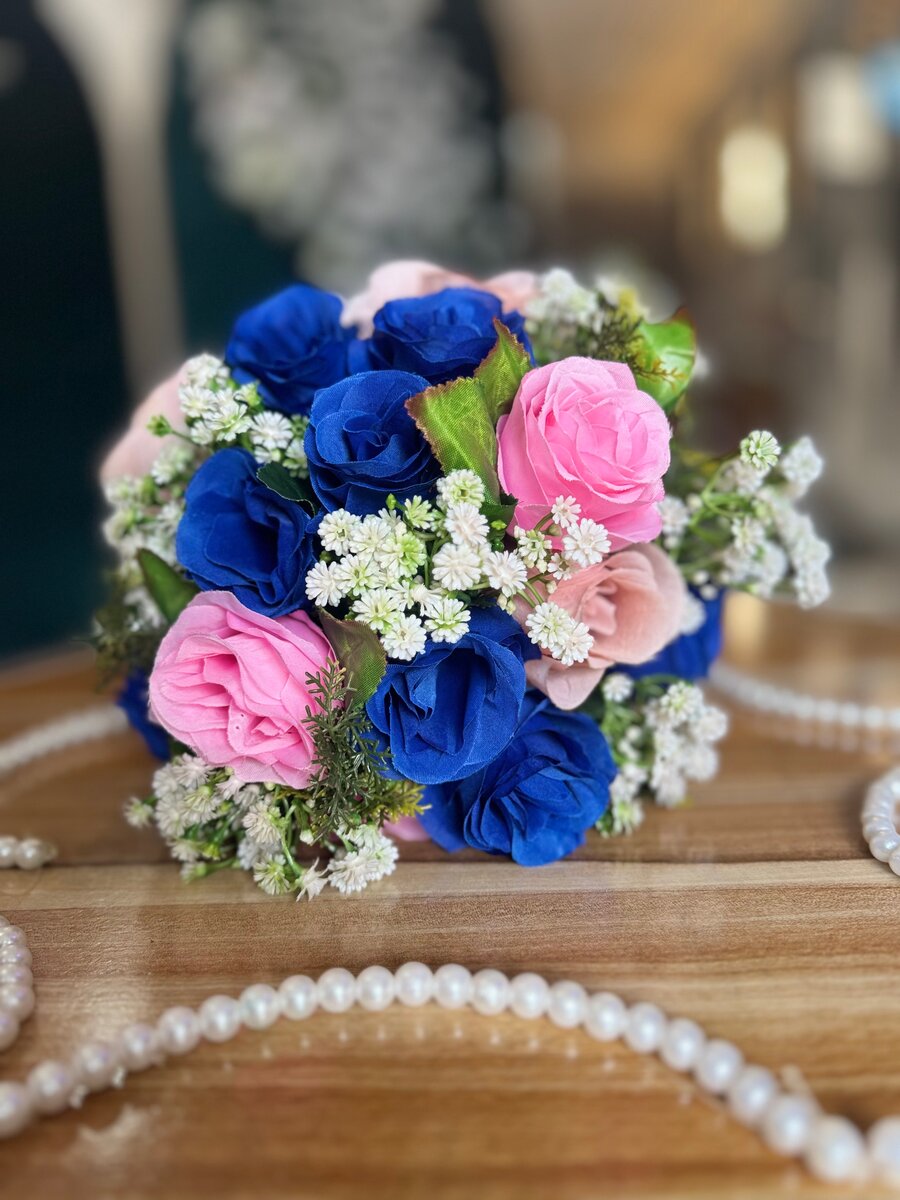 Bouquet de roses bleues et roses