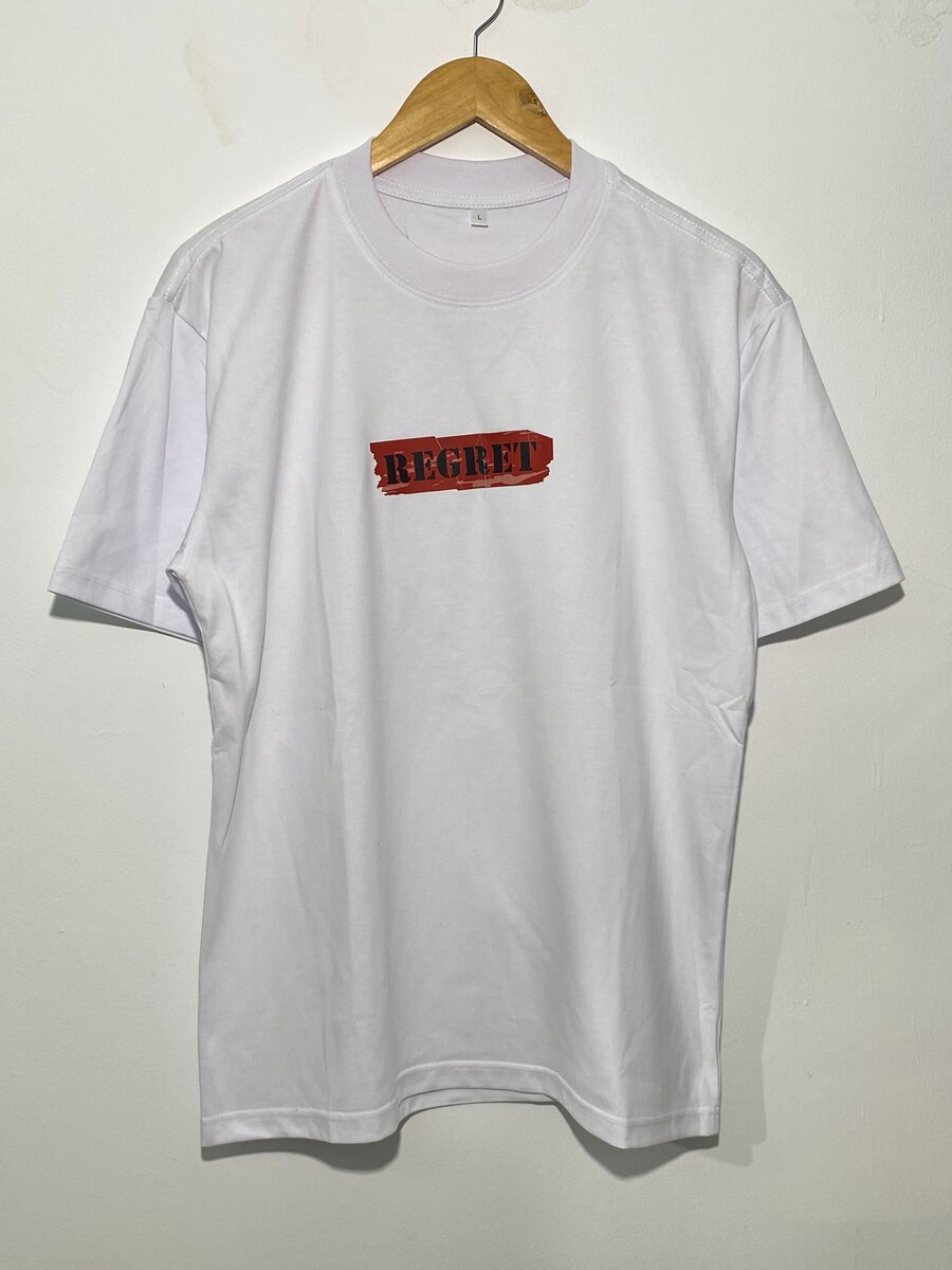 T-shirt graphique "Regret"
