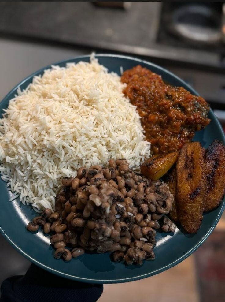 Assiette de riz et haricots noirs
