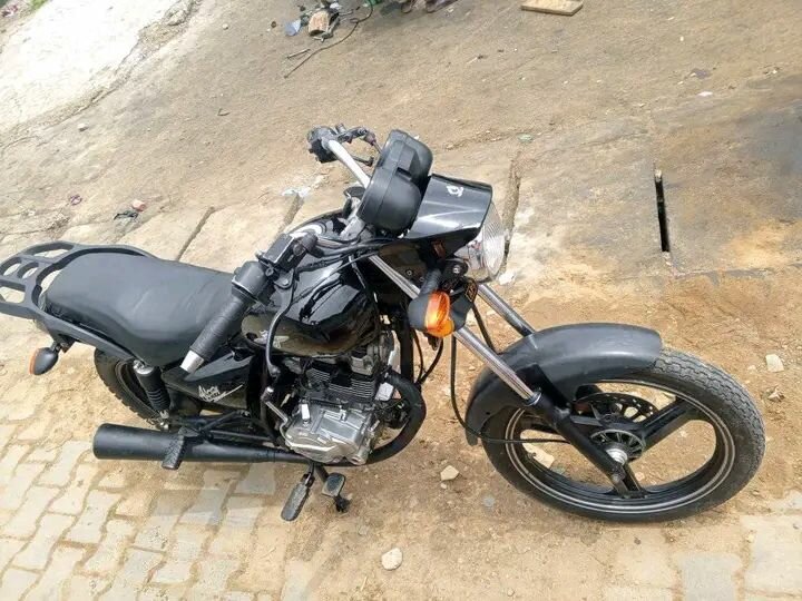 Moto élégante et robuste