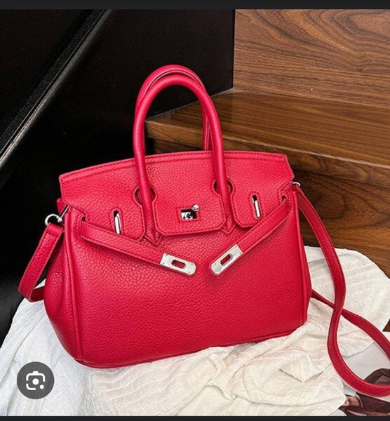 Sac à main rouge élégant